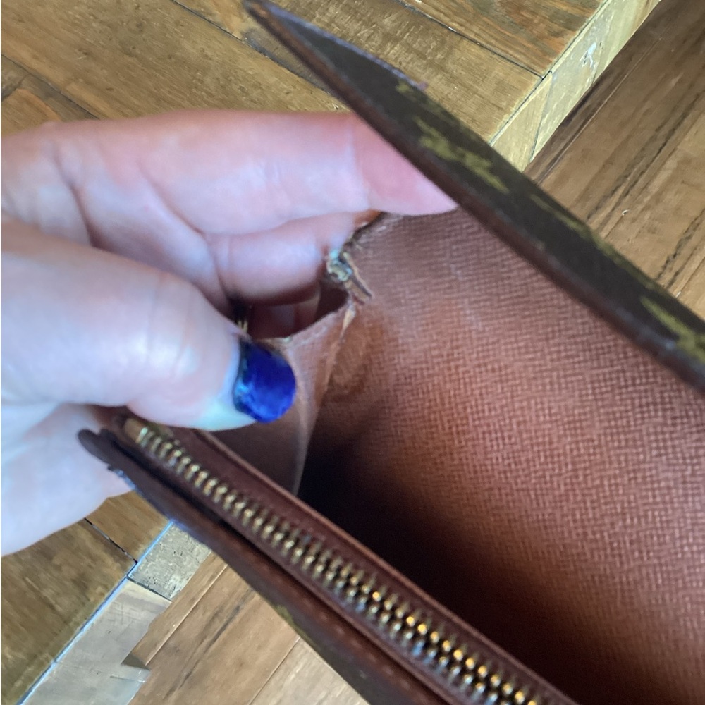 LV Sarah Monogram Wallet. - Picture 8 of 12